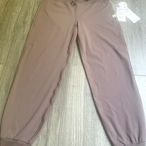 Brand new Vuori Daily Jogger in Hazel color!
